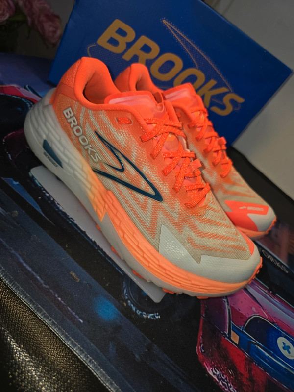 Brooks Catamount 4 Trail trainers — authenticated pre-owned, condition RS-8, size UK 7